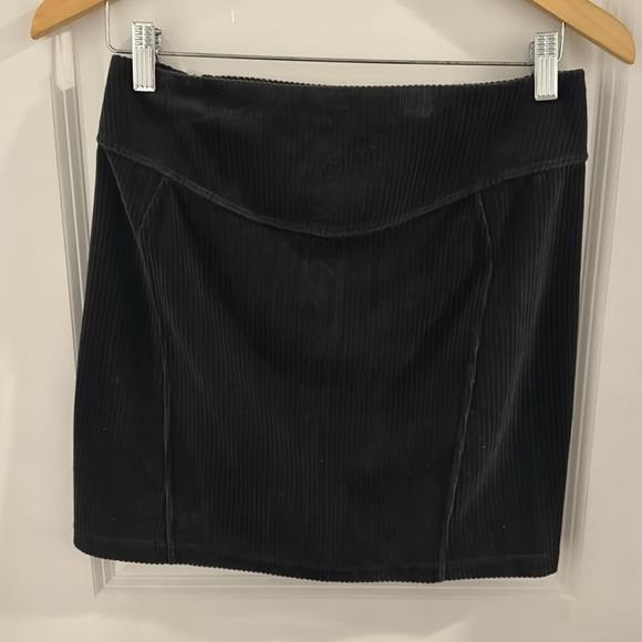 Lululemon Mini Skirt - velvet cord. Size 6 - Picture 4 of 7
